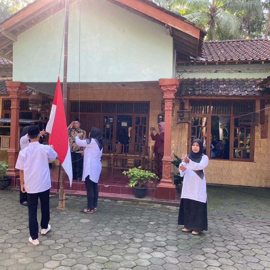 Warga Rt 104 Sindon Lakukan Upacara Bendera Peringati Hari Kemerdekaan RI Ke-77